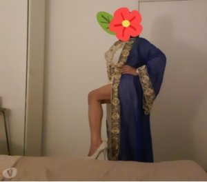 Fouzia massage sexy à Acigné